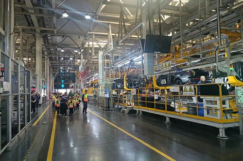 金山小學(xué) 兩江人民校園記者團開展青少年研學(xué)活動 走進長安汽車智慧工廠探訪科技奧秘